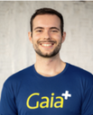 Valentin Conde Valentin possui pele branca, cabelos curtos, está sorrindo e veste uma blusa azul
